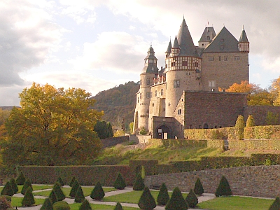 Schloss Bürresheim im Herbst